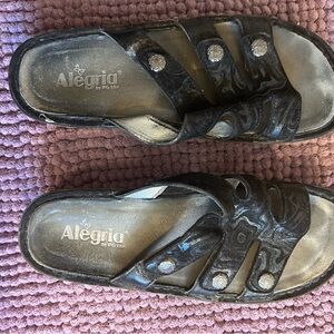 Nice Algeria sandals with adjustable straps.